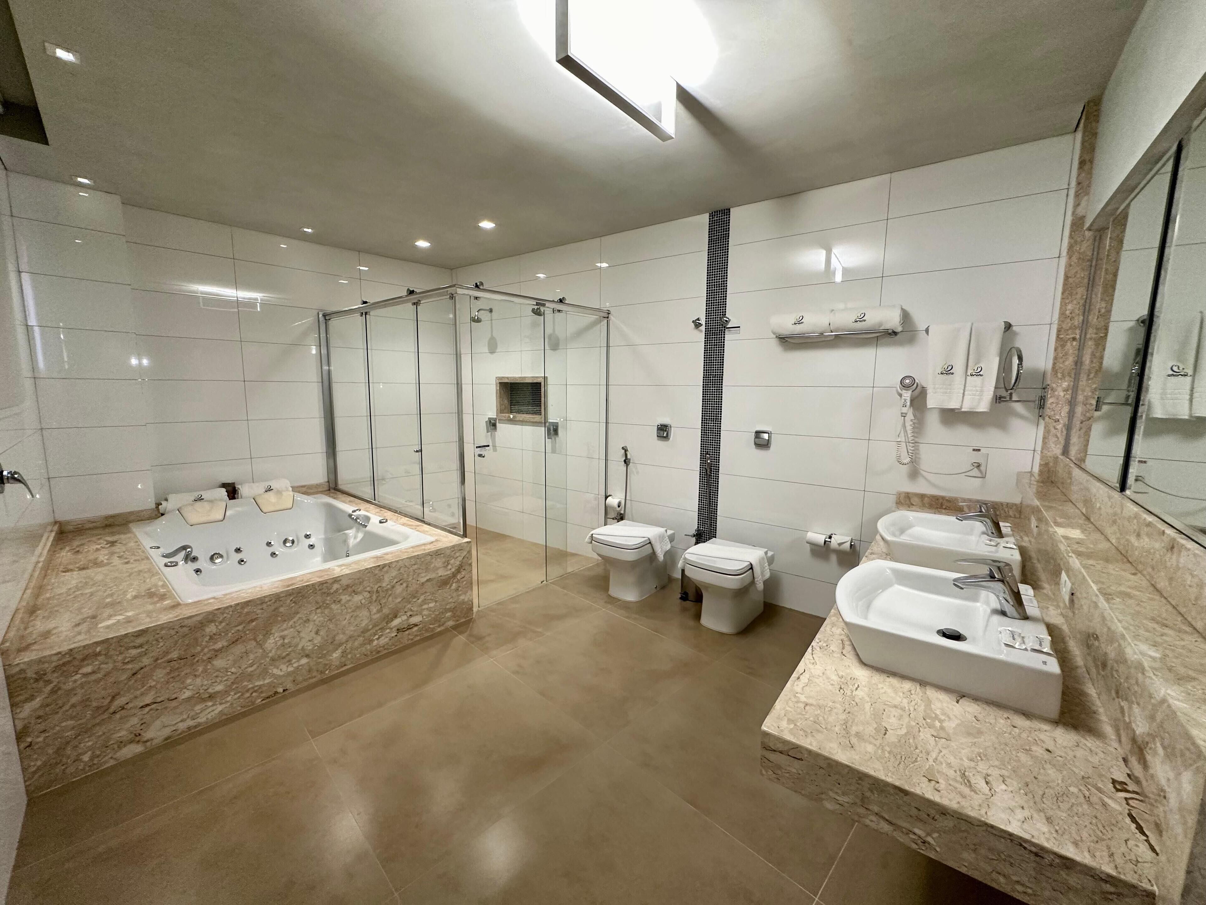 suite queen com banheira de hidromassagem | bathroom | shower, hydromassage showerhead, free toiletries, hair dryer