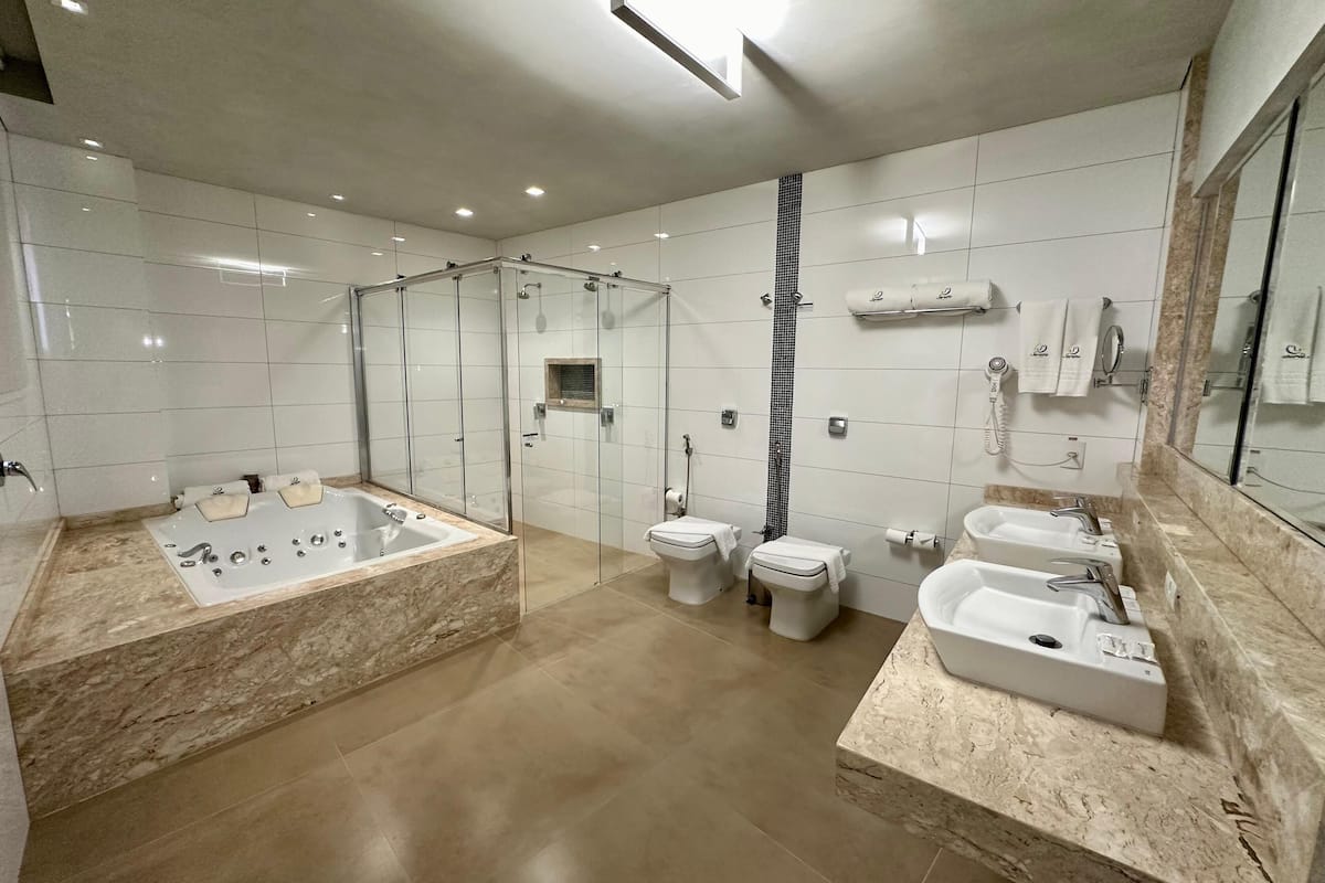 suite queen com banheira de hidromassagem | bathroom | shower, hydromassage showerhead, free toiletries, hair dryer