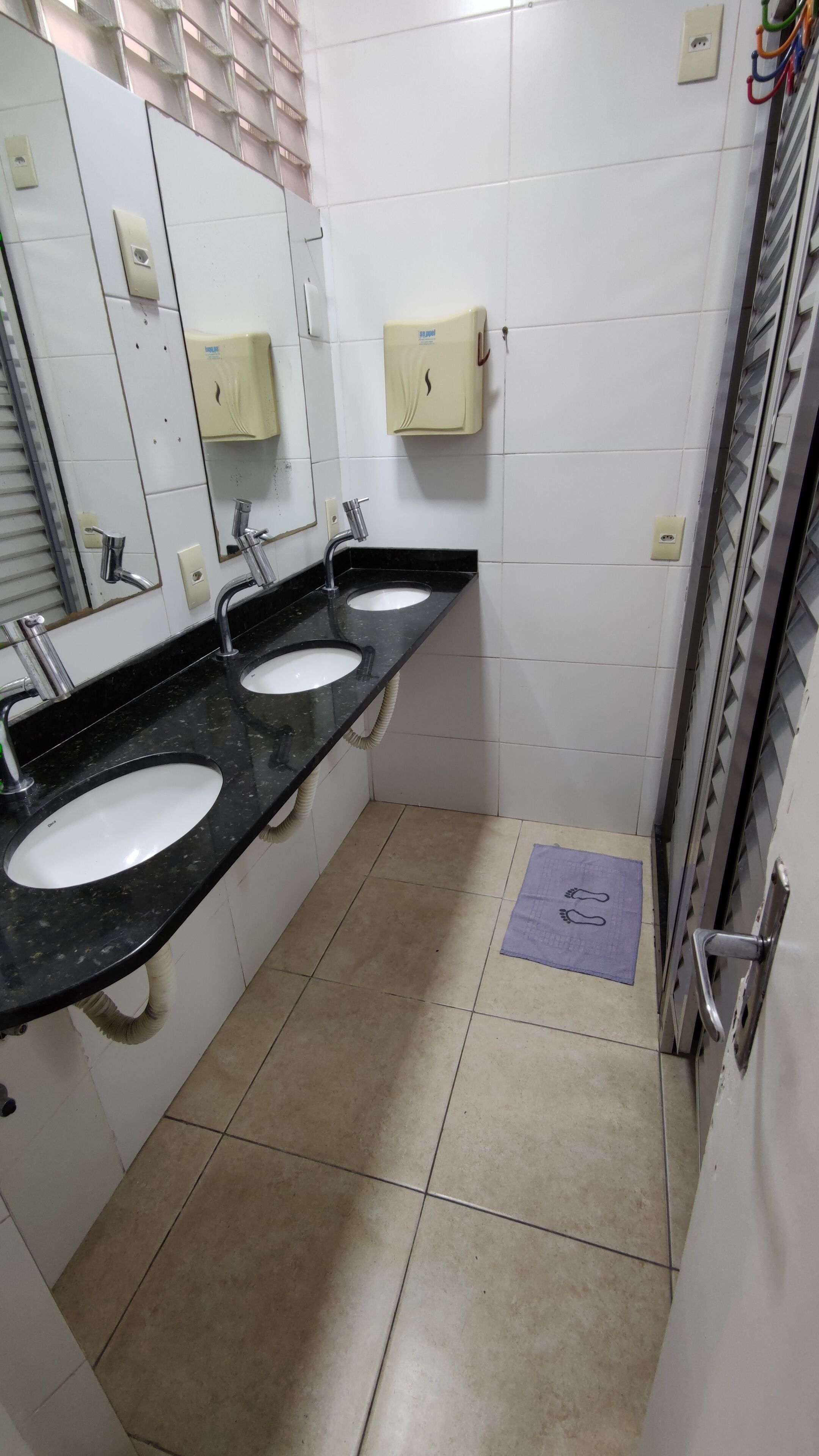 Standard Double Room | Bathroom | Shower, free toiletries, hair dryer, towels