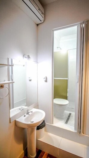 Shower, free toiletries, hair dryer, towels - Rio Deal Guest House (Rio de Janeiro)