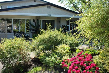 At the Beach Kelowna Bed & Breakfast