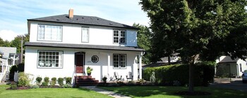 The Abbott Lakehouse Bed and Breakfast