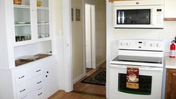 House, 3 Bedrooms, Kitchen | Private kitchen | Coffee/tea maker