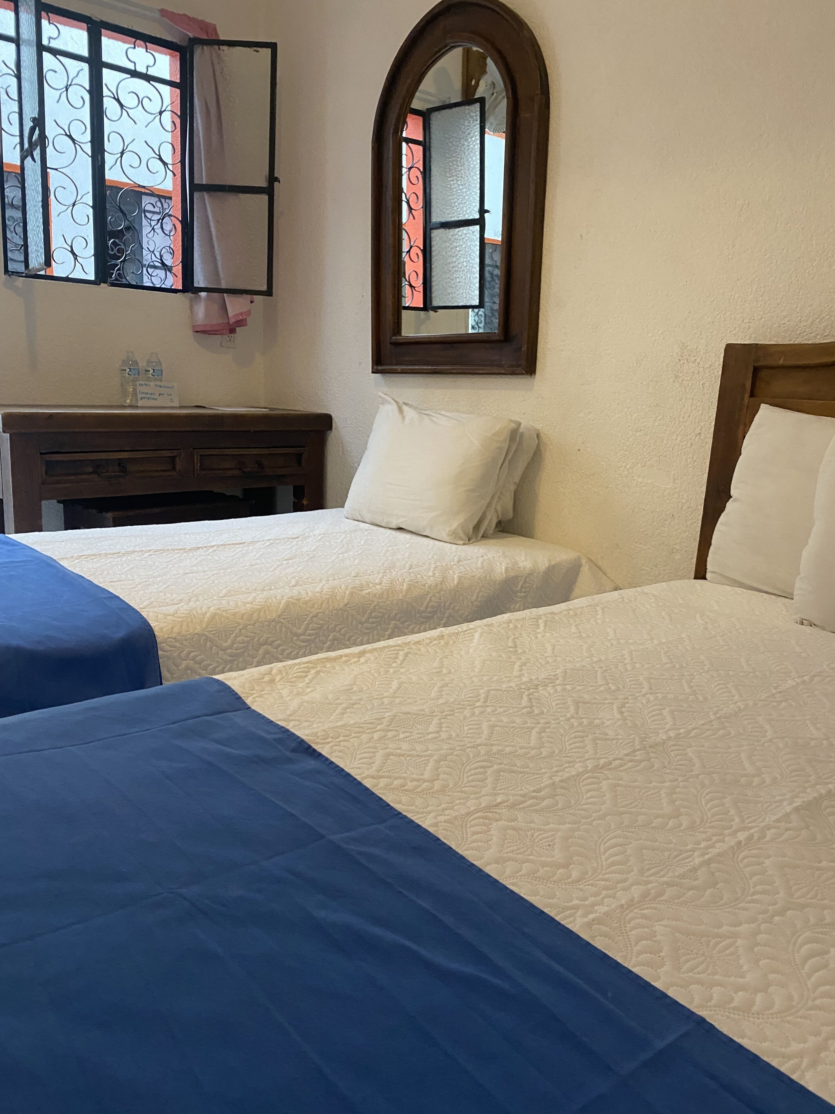 room, 2 single beds | desk