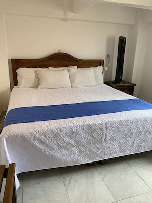 Habitación, 1 cama de matrimonio grande | Escritorio
