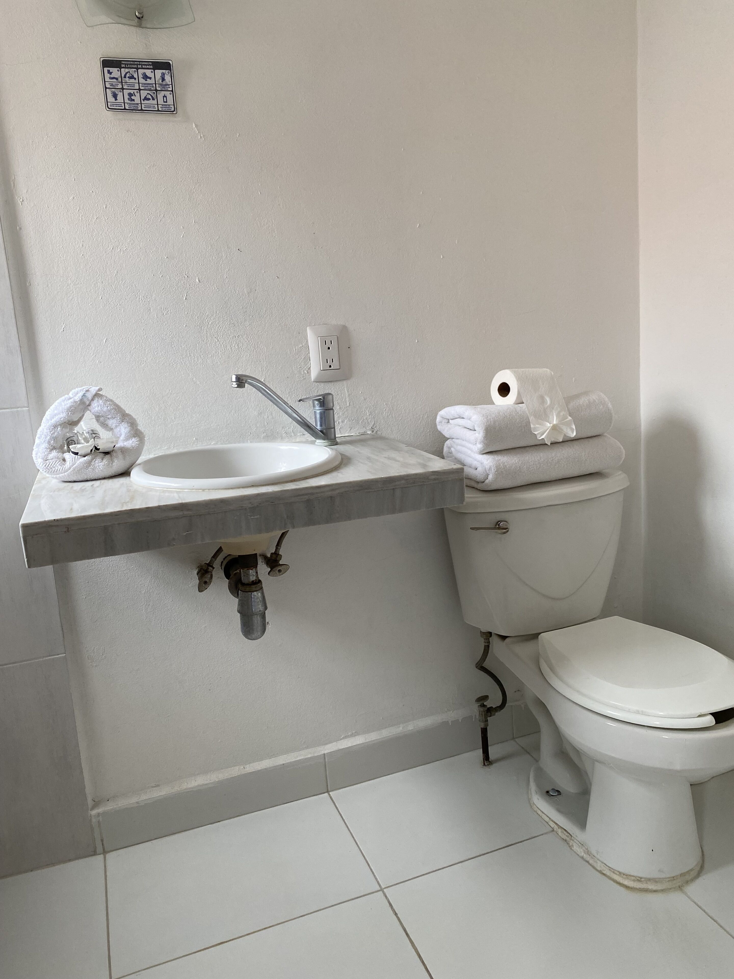 room, 1 king bed | bathroom | shower, free toiletries, towels