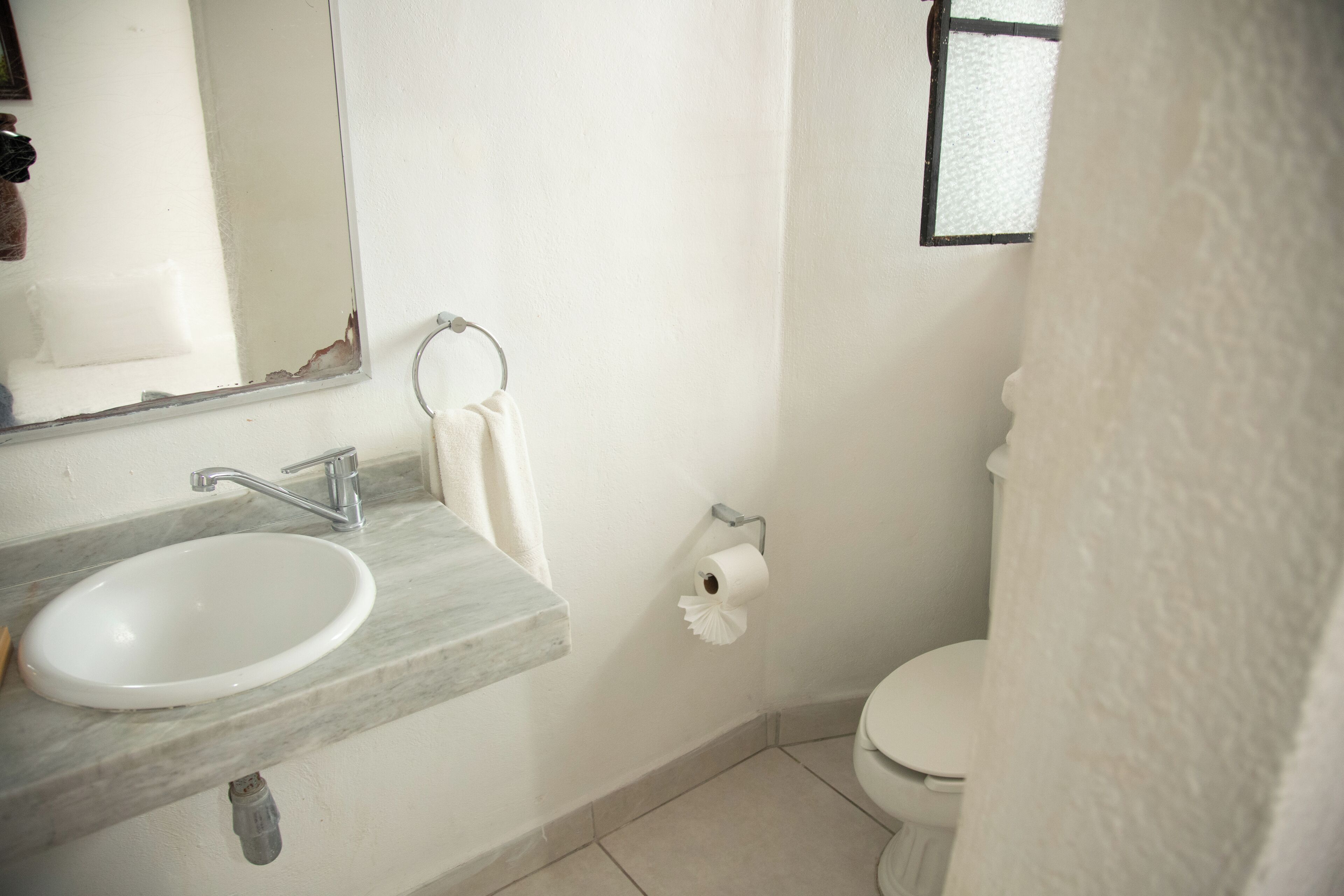 standard double room | bathroom | shower, free toiletries, towels