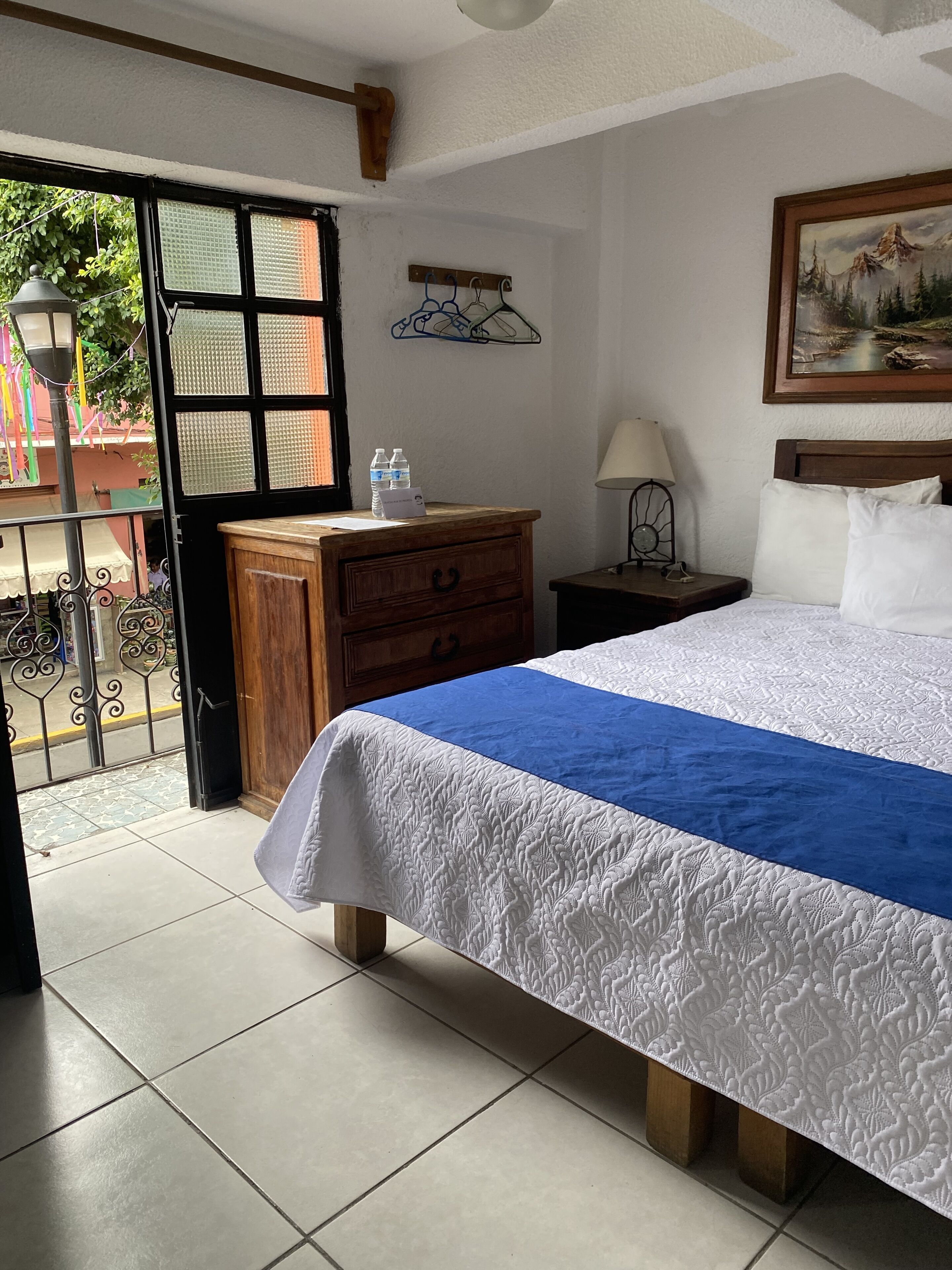 room, 1 king bed | desk