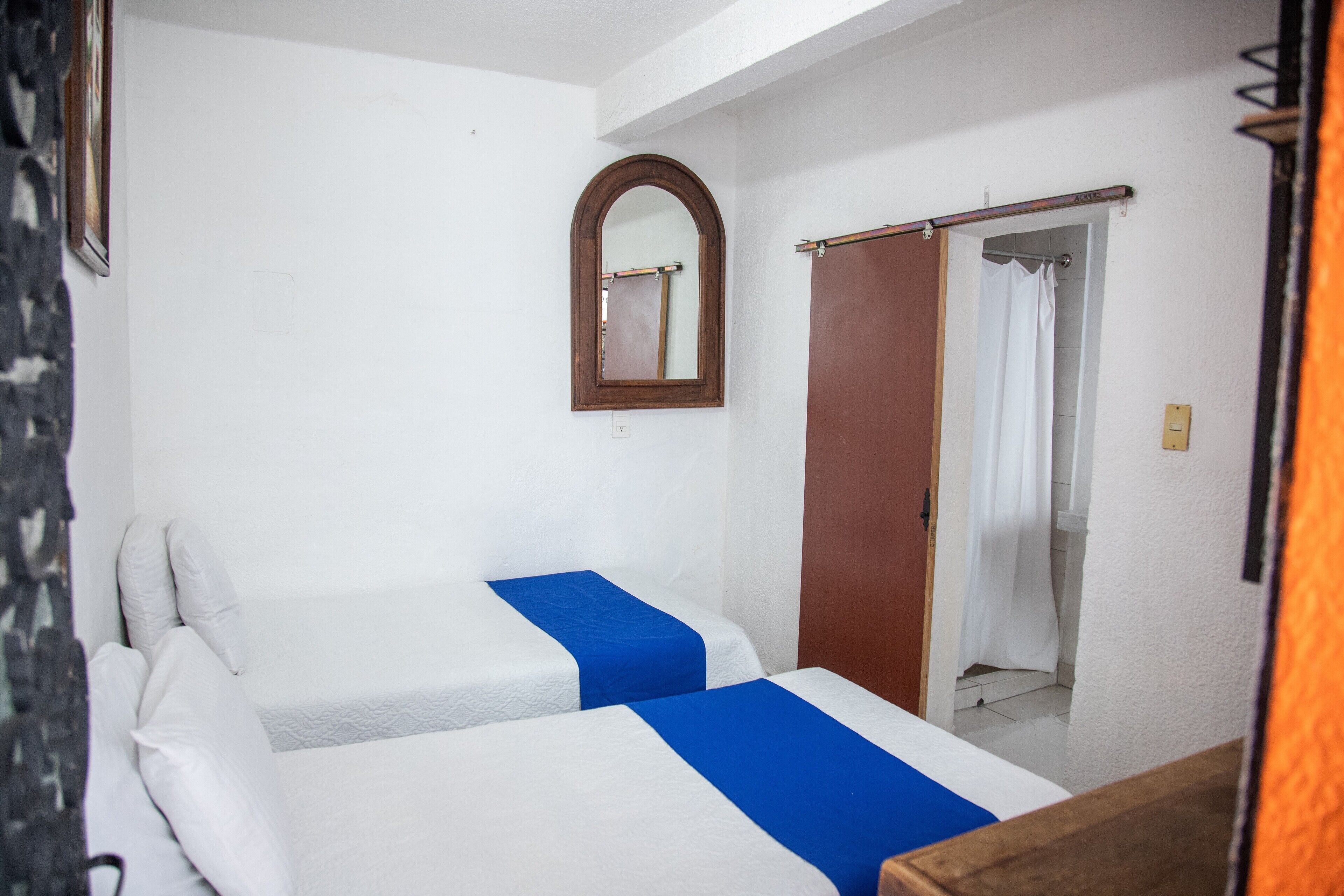 room, 2 single beds | desk