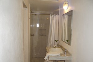Ducha, artículos de higiene personal gratuitos y toallas