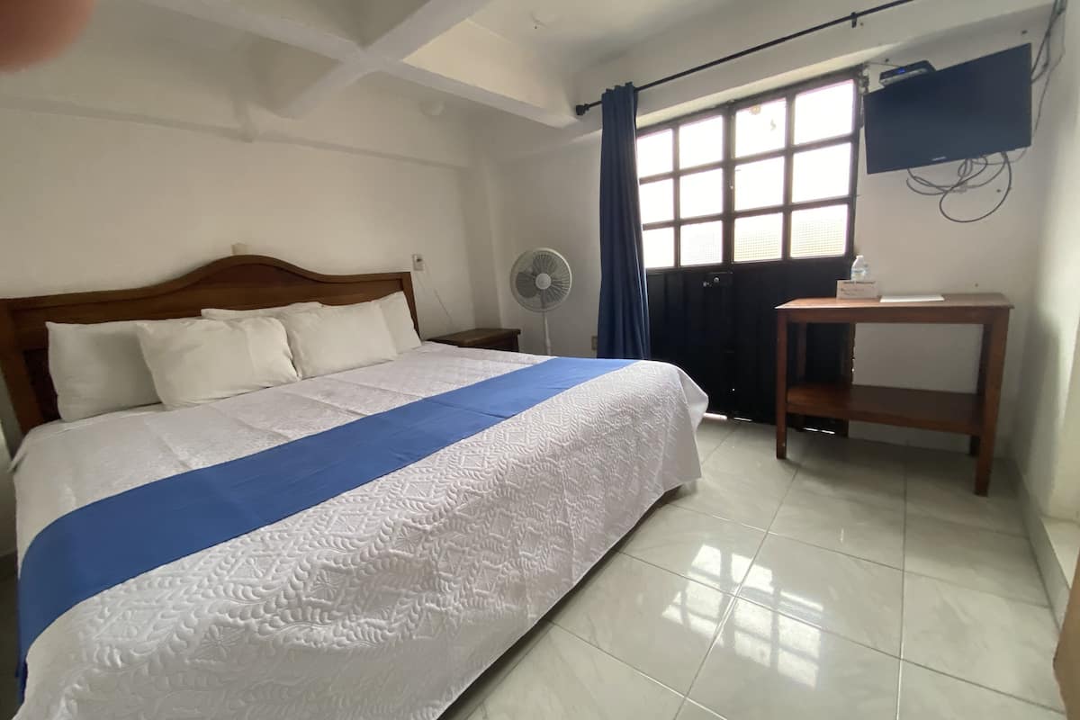 room, 1 king bed | desk