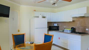Full-sized fridge, microwave, stovetop, coffee/tea maker