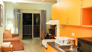 Apartment, 2 Schlafzimmer | Wohnbereich | Fernseher