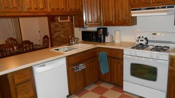 Premium House, 3 Bedrooms, Garden View, Garden Area | Dapur peribadi | Peti sejuk/penyejuk beku saiz penuh, ketuhar gelombang mikro, dapur