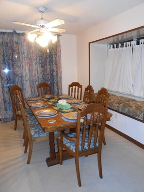 Premium House, 3 Bedrooms, Garden View, Garden Area | In-room dining - Alla's Garden House (Duncanville)