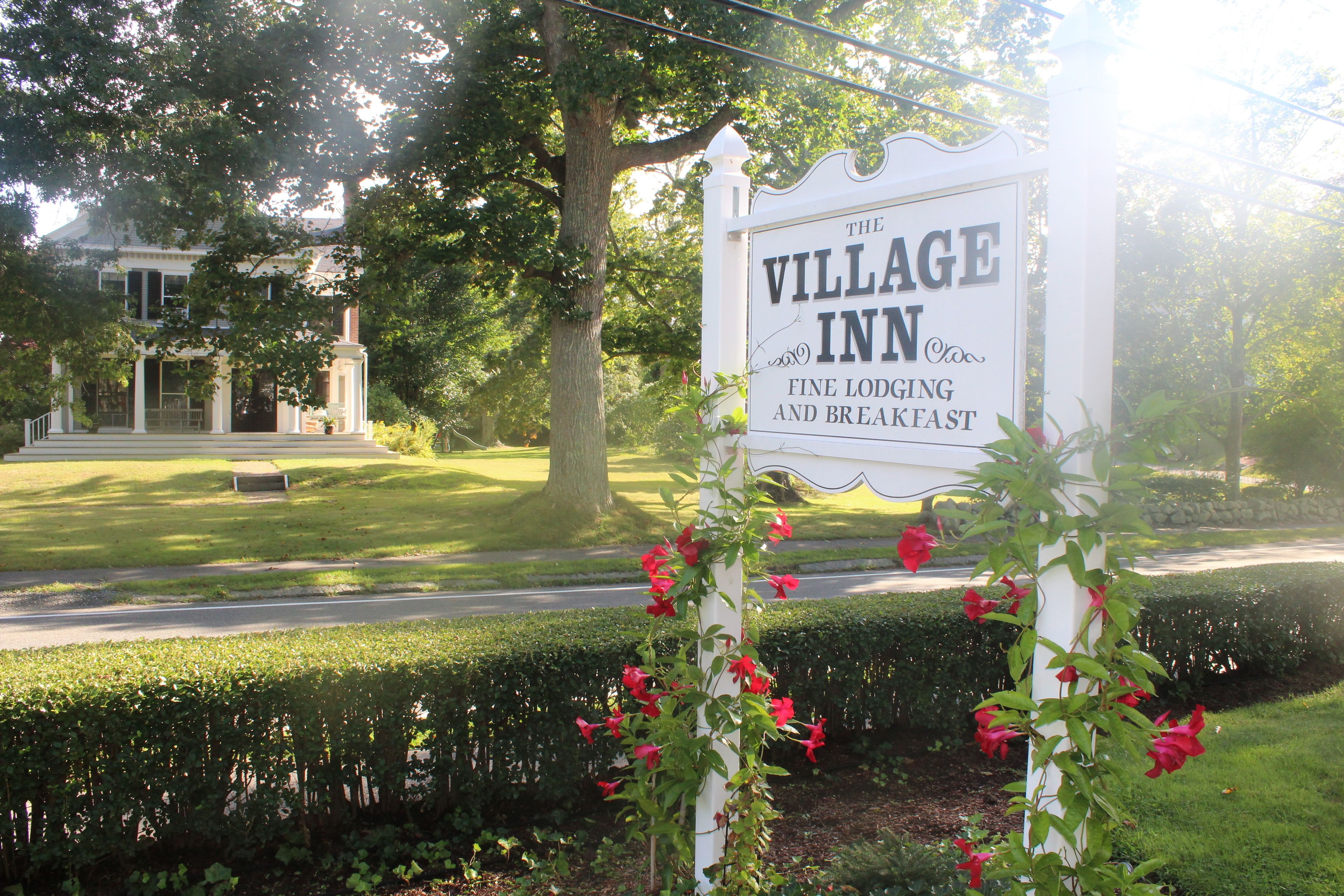 Une enseigne pour «The Village Inn », qui fait de la publicité pour ses chambres confortables et son service de petit-déjeuner.