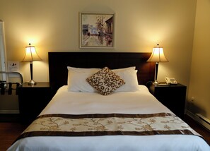 Room, 1 Queen Bed | Desk, laptop workspace, iron/ironing board, free WiFi - Motel Bel-Eau (Montebello)
