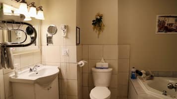 Chambre, 1 grand lit | Salle de bain
