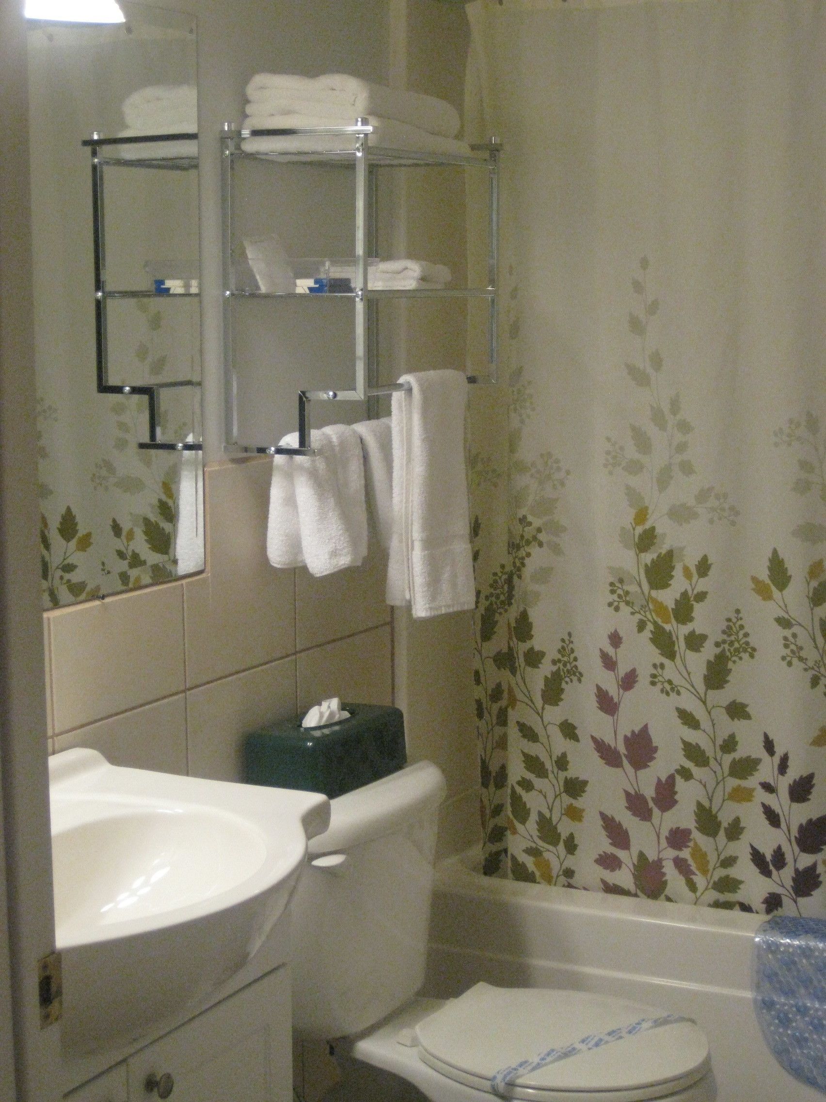 Chambre, 2 grands lits | Salle de bain | Ensemble baignoire-douche, articles de toilette (gratuits)