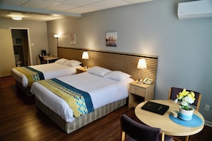 Desk, laptop workspace, iron/ironing board, free WiFi - Motel Bel-Eau (Montebello)