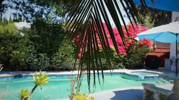 Piscine extérieure, parasols de plage, chaises longues