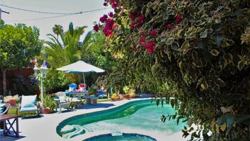 Piscine extérieure, parasols de plage, chaises longues
