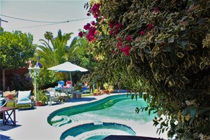 Piscina externa, guarda-sóis, espreguiçadeiras