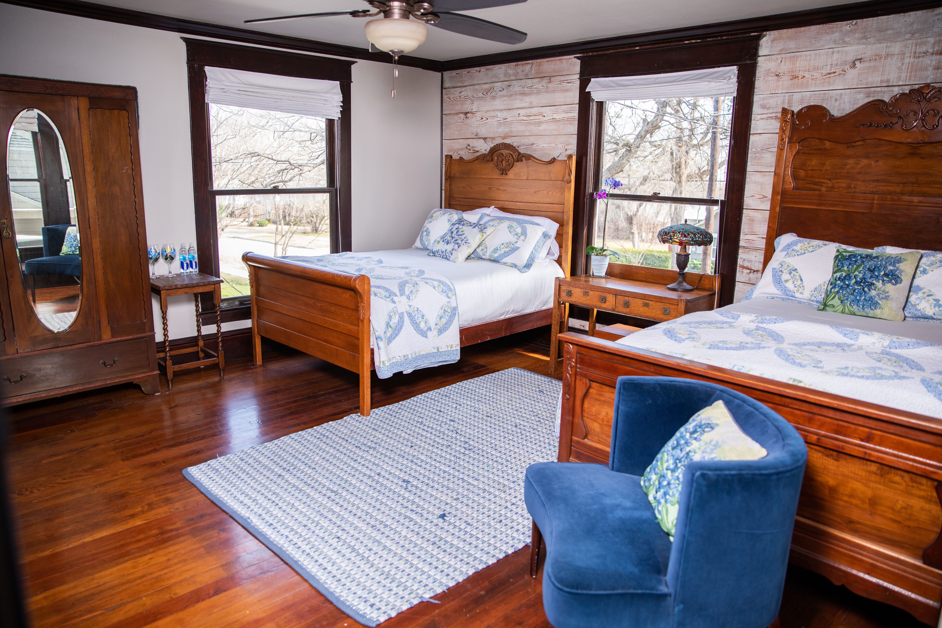 Premium bedding, desk, iron/ironing board, WiFi (free)