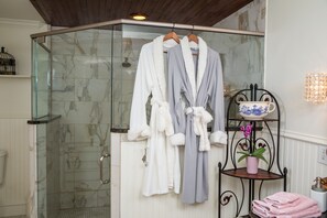 浪漫客房 | 浴室 | 名牌盥洗用品、吹風機、浴袍