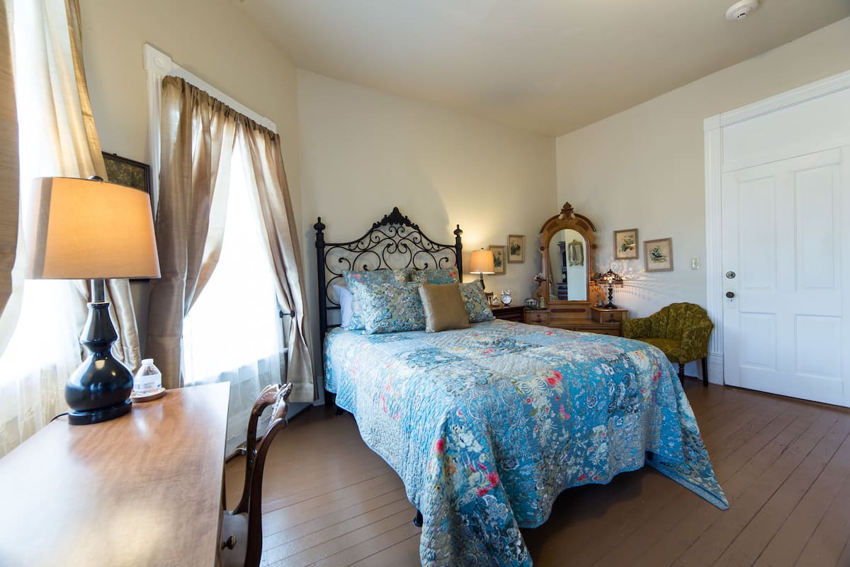 Room, 1 King Bed, Private Bathroom (Five) | Premium bedding, individually decorated, individually furnished