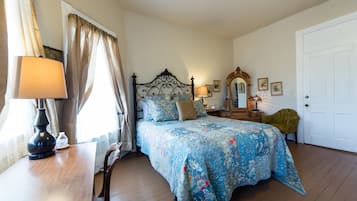 Kamer, 1 kingsize bed, privébadkamer (Five) | Luxe beddengoed, individueel gedecoreerd, individueel gemeubileerd