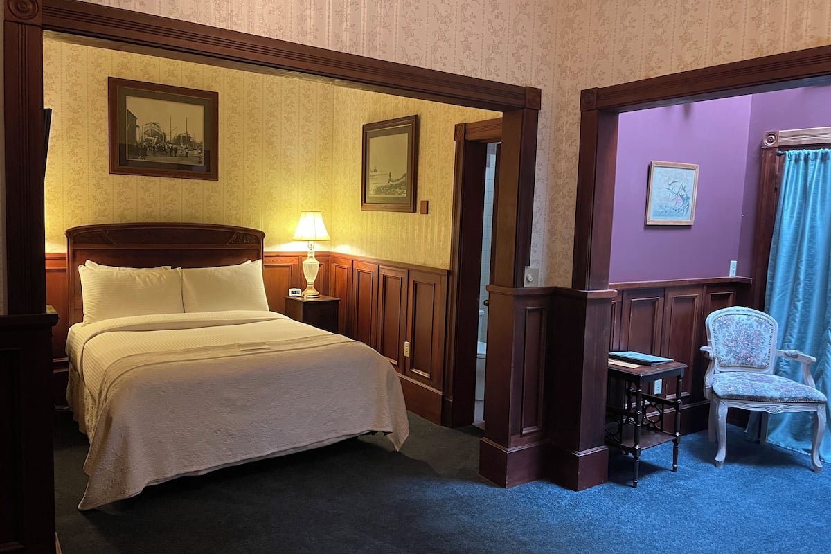 Economy Room, 1 Queen Bed | 1 bedroom, premium bedding, down comforters, Select Comfort beds