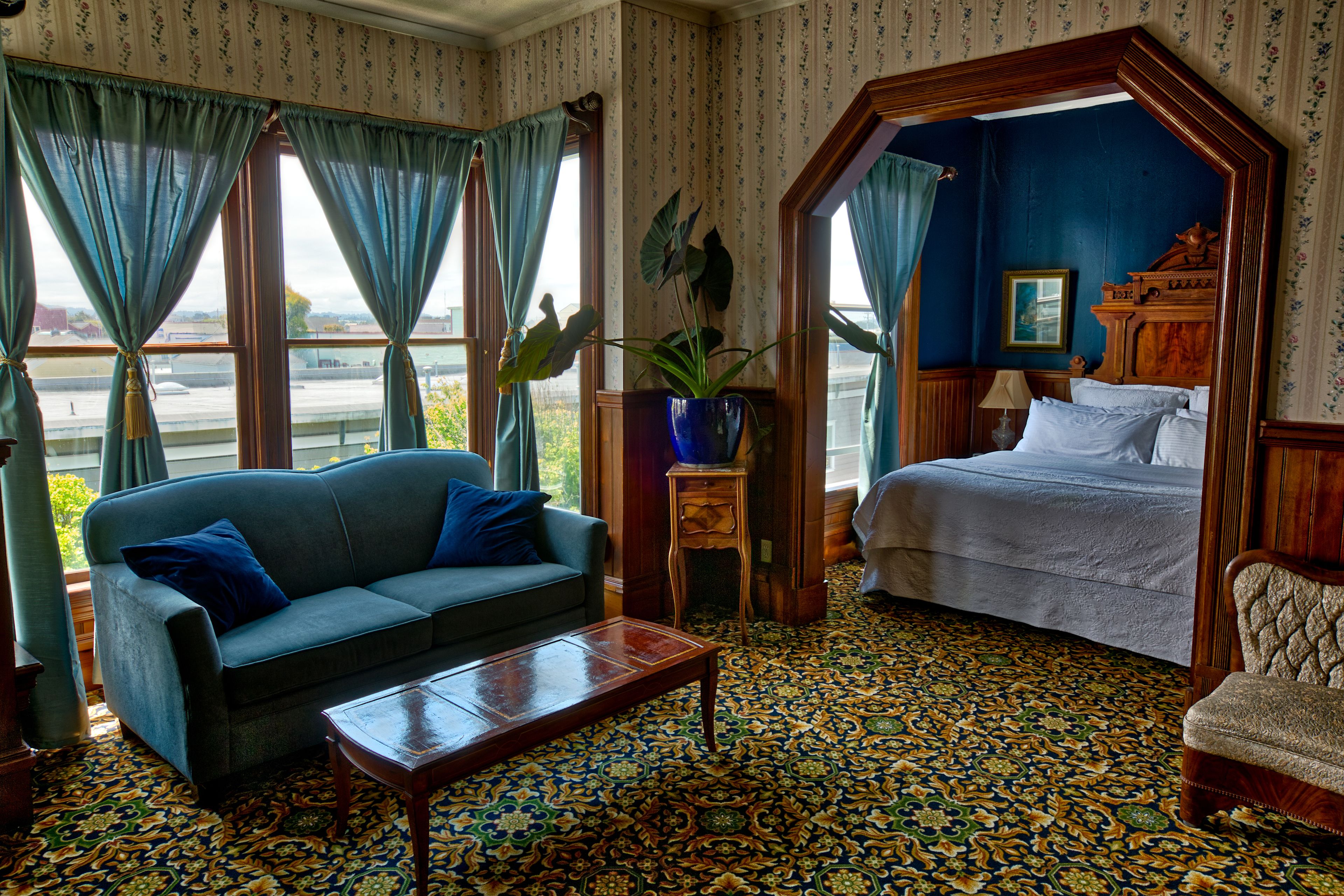 premium suite, 1 king bed | living area