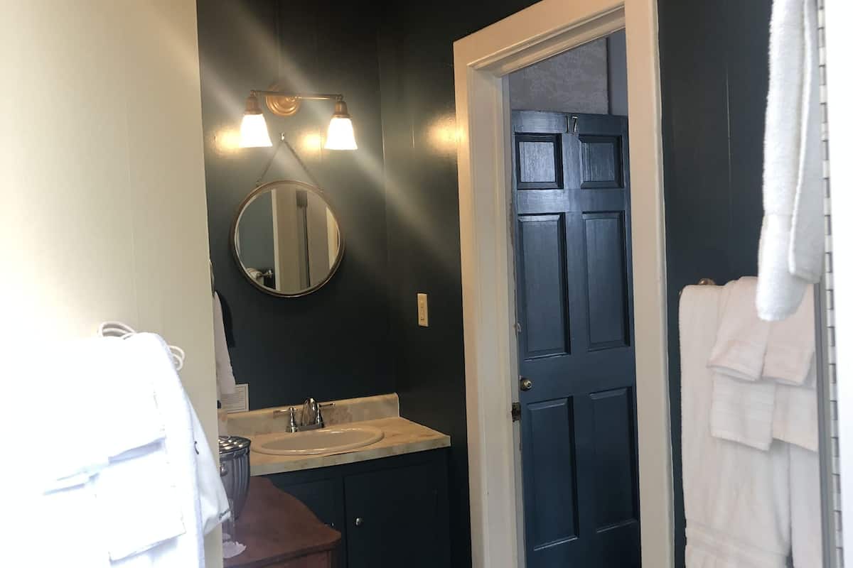 premium quadruple room | bathroom | combined shower/bathtub, eco-friendly toiletries, hair dryer, towels