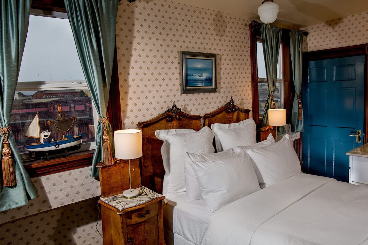 deluxe room, 1 queen bed | 1 bedroom, premium bedding, down duvets, select comfort beds