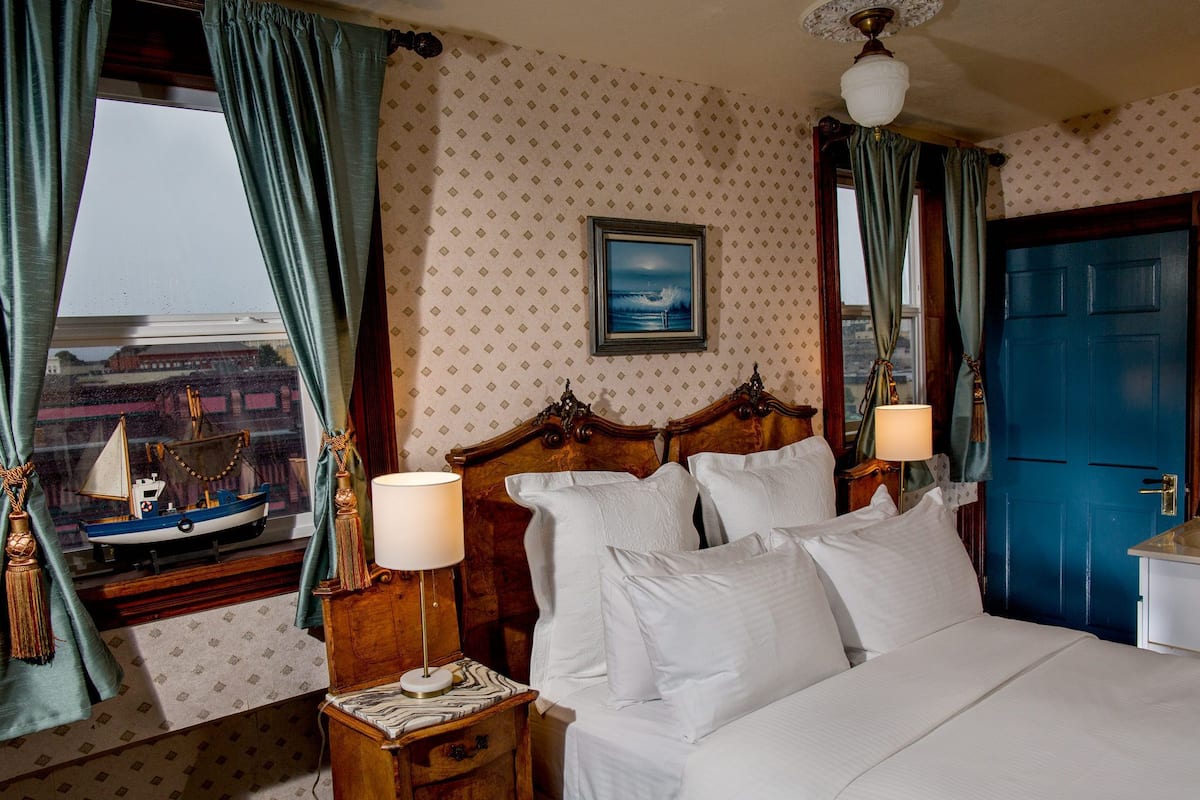 Deluxe Room, 1 Queen Bed | 1 bedroom, premium bedding, down comforters, Select Comfort beds