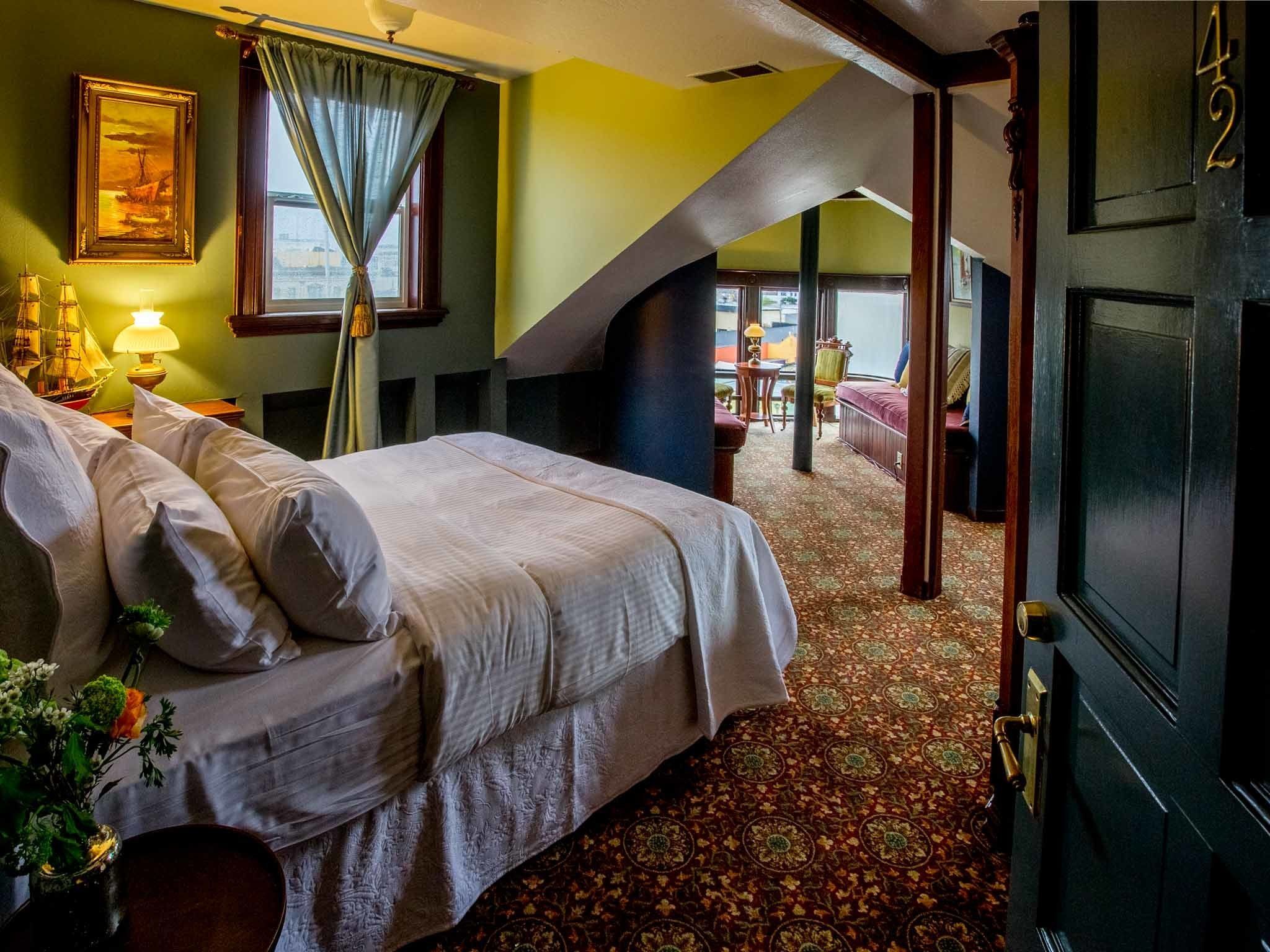 deluxe room, 1 queen bed | 1 bedroom, premium bedding, down duvets, select comfort beds