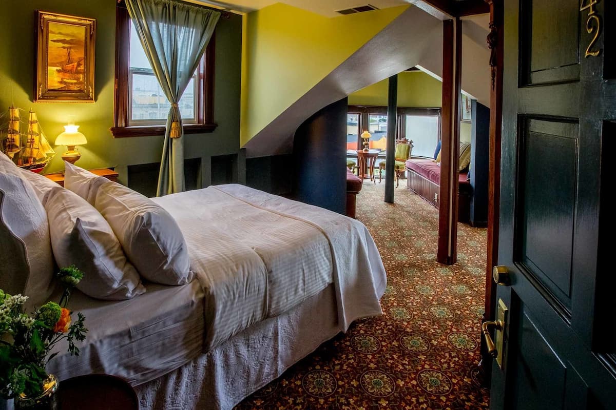 deluxe room, 1 queen bed | 1 bedroom, premium bedding, down duvets, select comfort beds