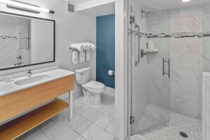 Suite, 2 Queen-Betten | Dusche im Bad