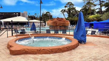 2 piscinas externas, barracas, espreguiçadeiras