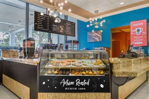 3 间餐厅，供应早餐、午餐和晚餐，美洲菜