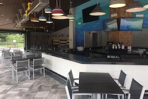 3 restaurants; breakfast, lunch, dinner and brunch served 