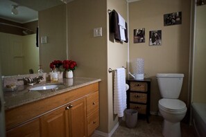 Tour de Maple | Bathroom | Combined shower/tub, rainfall showerhead, free toiletries, hair dryer