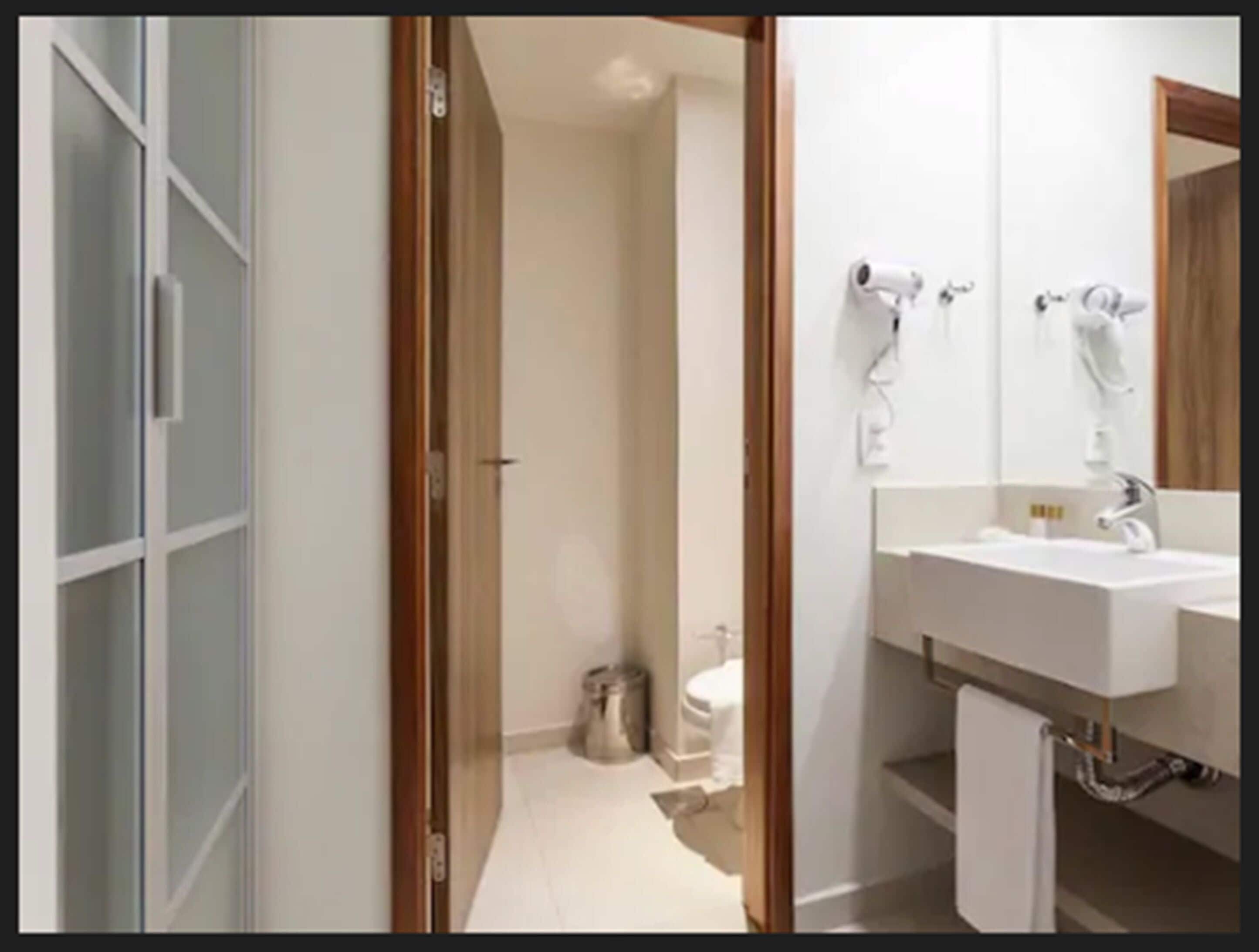 superior room, 1 king bed | in-room safe, desk, free wifi, bed sheets