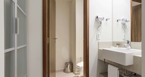 Dusche, umweltfreundliche Kosmetikartikel, Handtücher