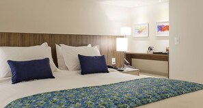 Chambre supérieure, 1 grand lit | Coffre-fort, bureau, accÚs au Wi-Fi (inclus), literie fournie