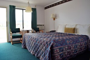 Room, 1 King Bed | Iron/ironing board, free WiFi, bed sheets - Littletree Inn (Granby)