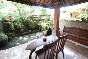 Basic Room | Terrace/patio - Pondok Permata Homestay (Ubud)