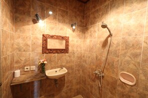 Basic Room | Bathroom | Free toiletries, towels - Pondok Permata Homestay (Ubud)