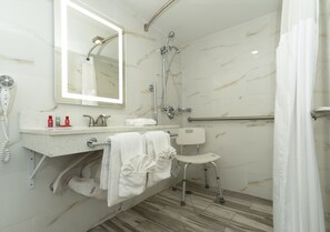 Habitación estándar, 2 camas Queen size, con acceso para personas discapacitadas, para no fumadores | Baño | Tina con regadera, amenidades de baño gratuitas, secadora de cabello